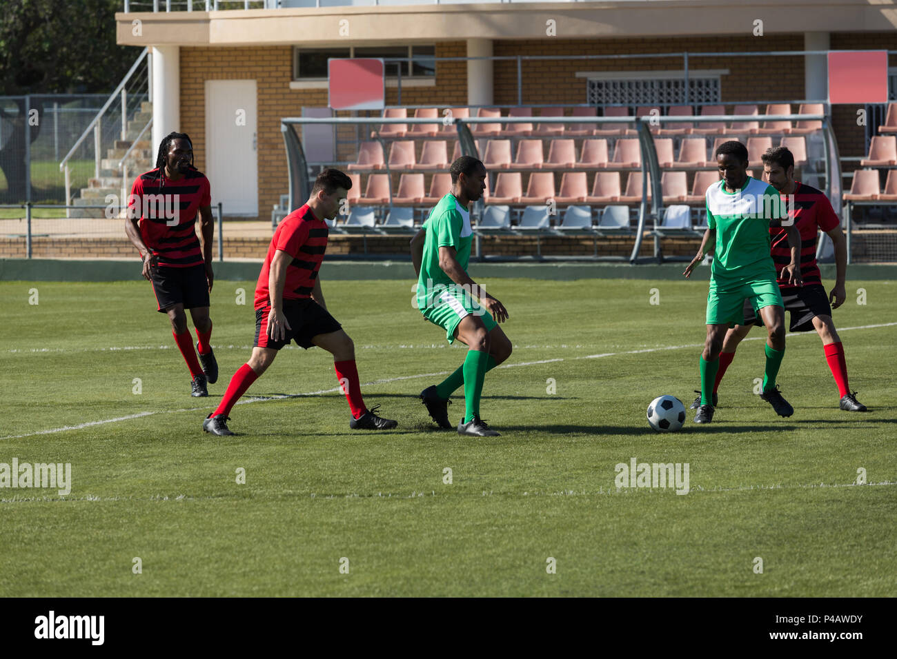 Player playing football match de football Banque D'Images