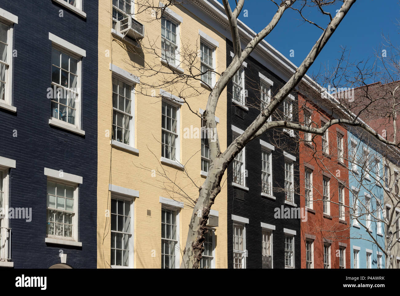 Façades colorées de maisons en rangées sur Sullivan Street dans Greenwich Village, Manhattan, New York City, USA Banque D'Images