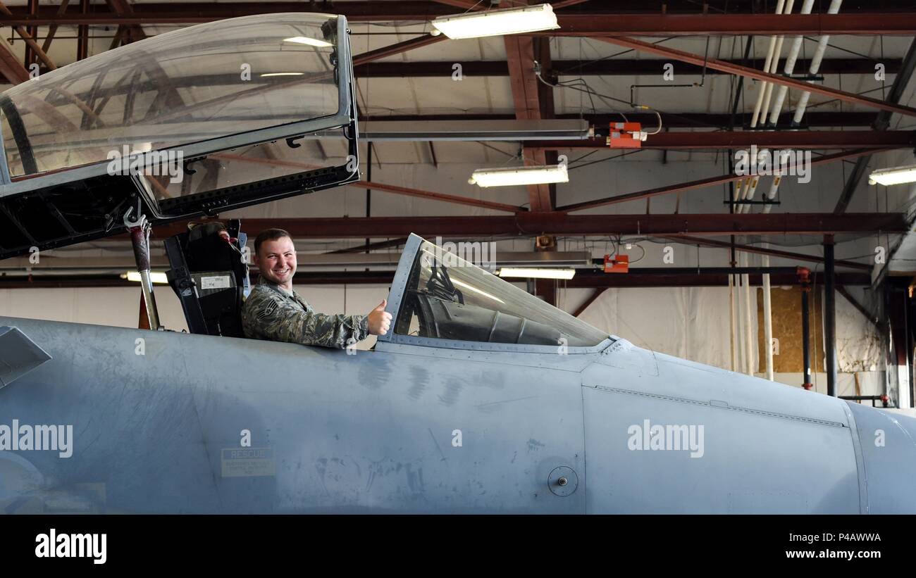 Le s.. Matthieu Carraway, 362e Escadron de formation F-15 apprenti chef d'équipe chargé de cours, pose pour une photo alors que dans le cockpit d'un F-15 Eagle jet trainer à Sheppard Air Force Base, Texas, le 5 juin 2018, le 5 juin 2018. Carraway a récemment obtenu sa propre classe, qu'il a appelé 'les plus photogéniques class' du 362TRS. (U.S. La Force d'Ari photo par Pedro Navigant de première classe) Tenorio. () Banque D'Images