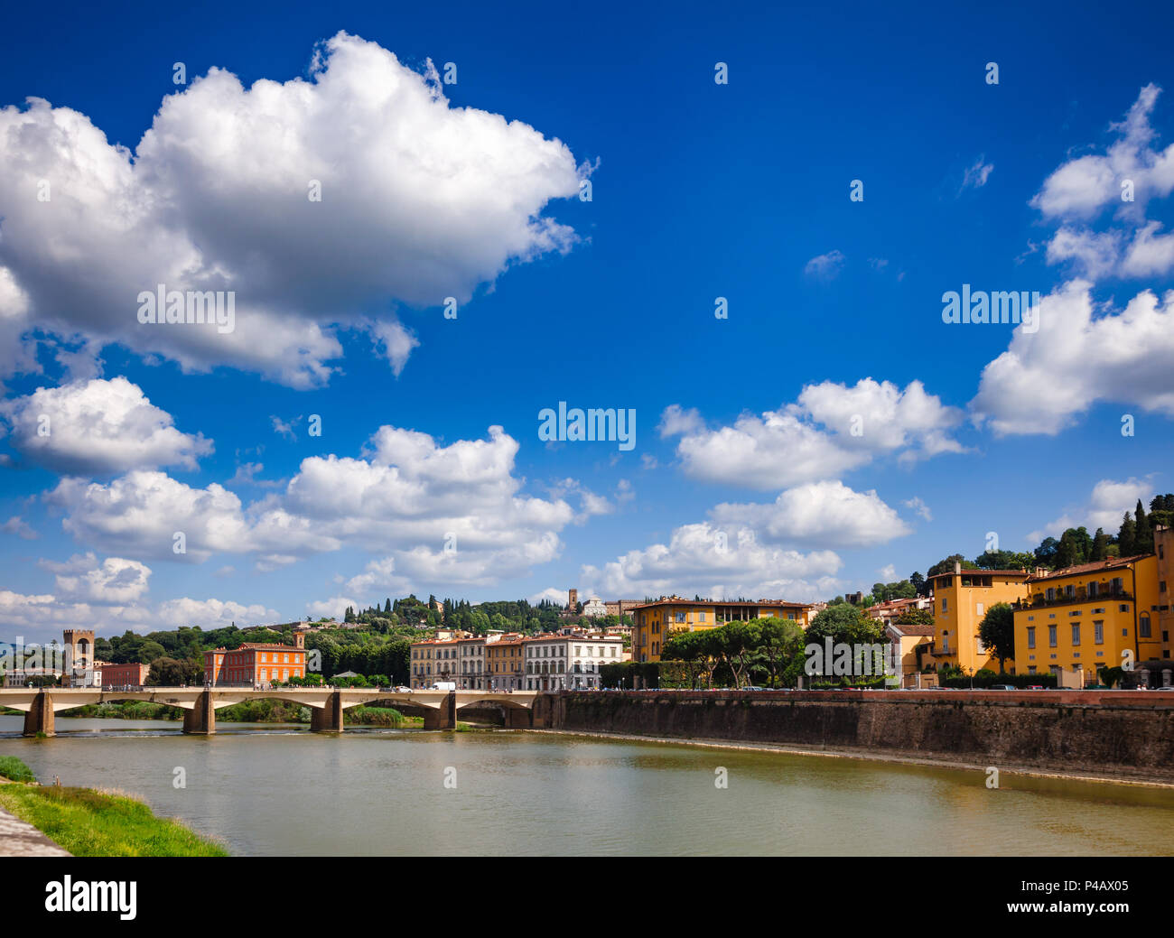 Florence cityscape with colourful waterfront buildings, Ponte alle Grazie pont sur l'Arno et la place Piazzale Michelangelo en arrière-plan, Toscane Banque D'Images