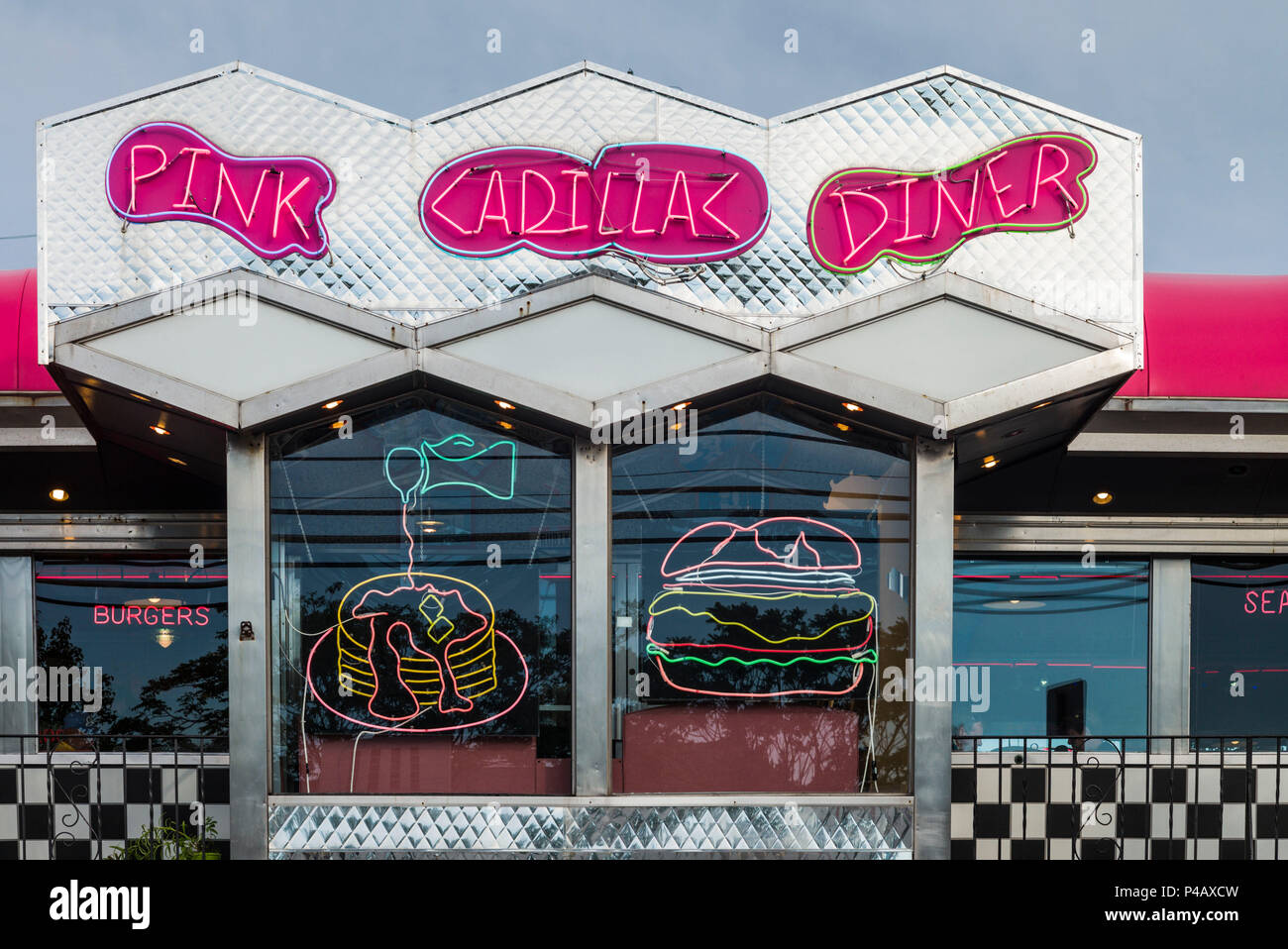 USA, New Jersey, le Jersey Shore, Wildwoods, 1950 architecture de l'époque de Doo-Wop, Pink Cadillac Diner, l'enseigne au néon Banque D'Images