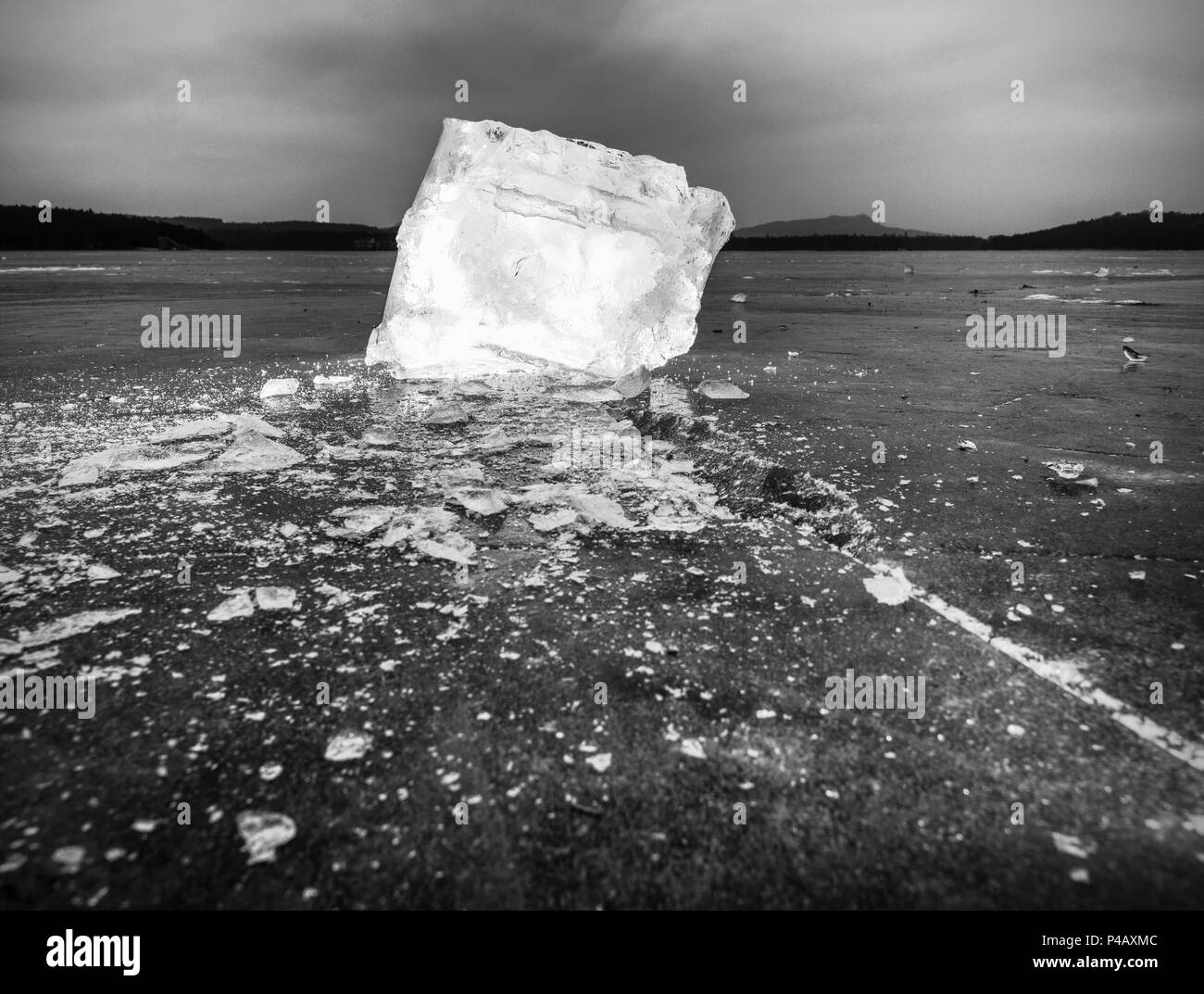 Image de morceaux de glace et les gouttes d'eau sur le sol. Soirée gel sur patinoire naturelle Banque D'Images