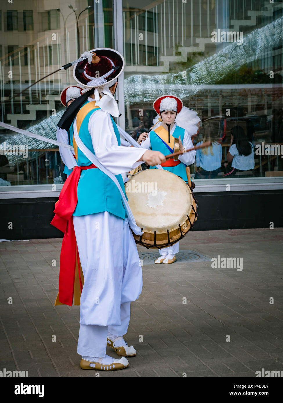 Moscou, Russie, le 12 juillet 2018 : instruments de musique traditionnelle coréenne. Un groupe de musiciens et danseurs dans des costumes colorés traditionnels effectuer Ko Banque D'Images