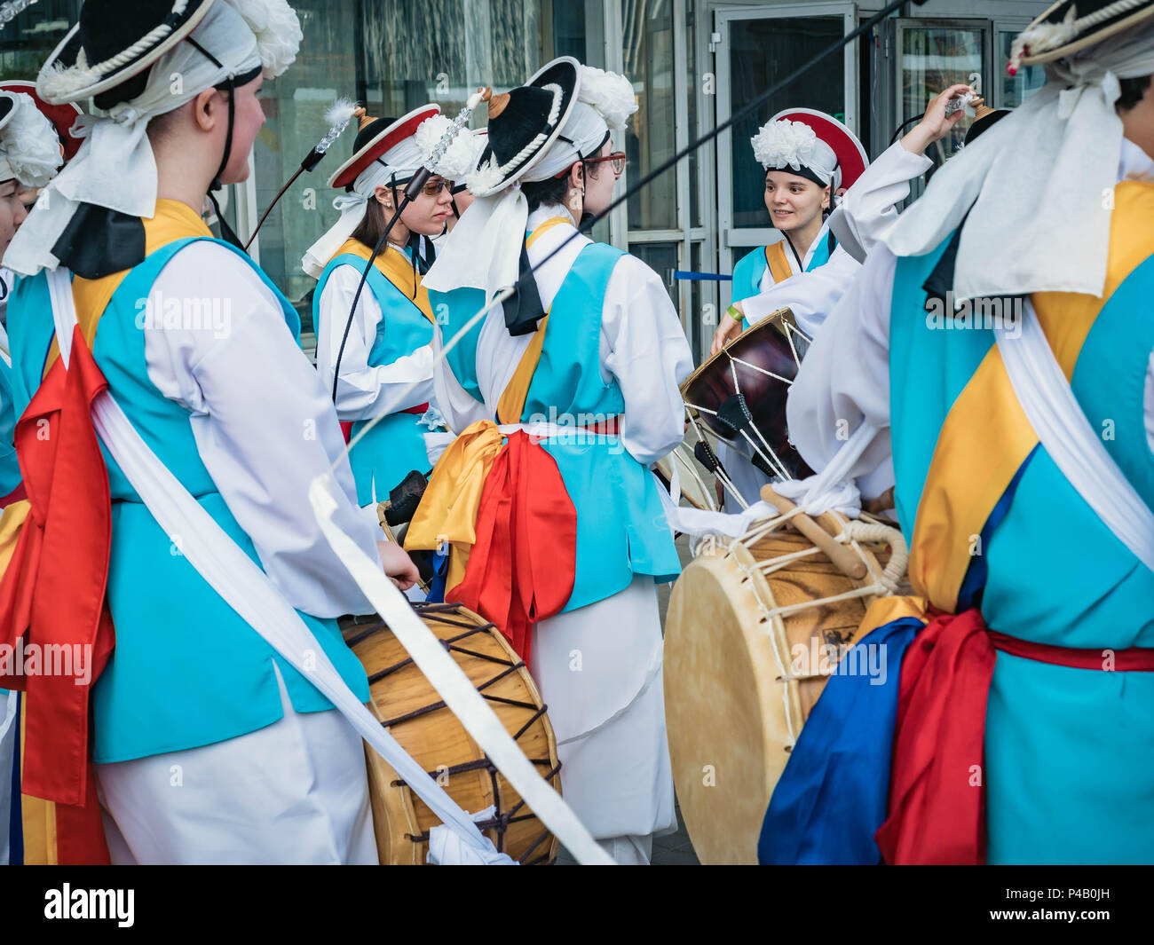 Moscou, Russie, le 12 juillet 2018 : instruments de musique à percussion traditionnels coréens. Un groupe de musiciens et danseurs dans des costumes colorés effectuez tra Banque D'Images