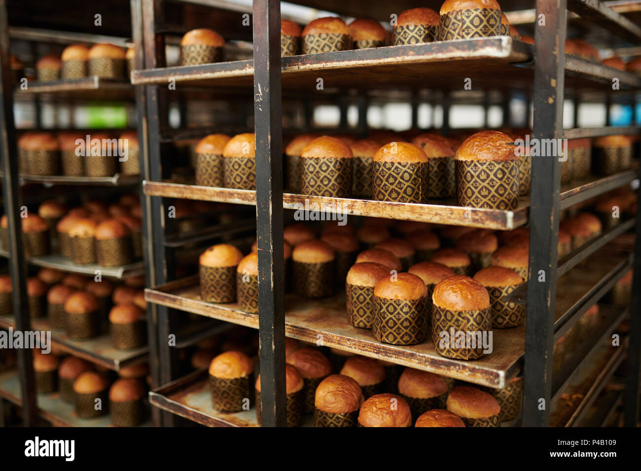 Prêt de délicieuses pâtisseries à l'usine de confiserie Banque D'Images