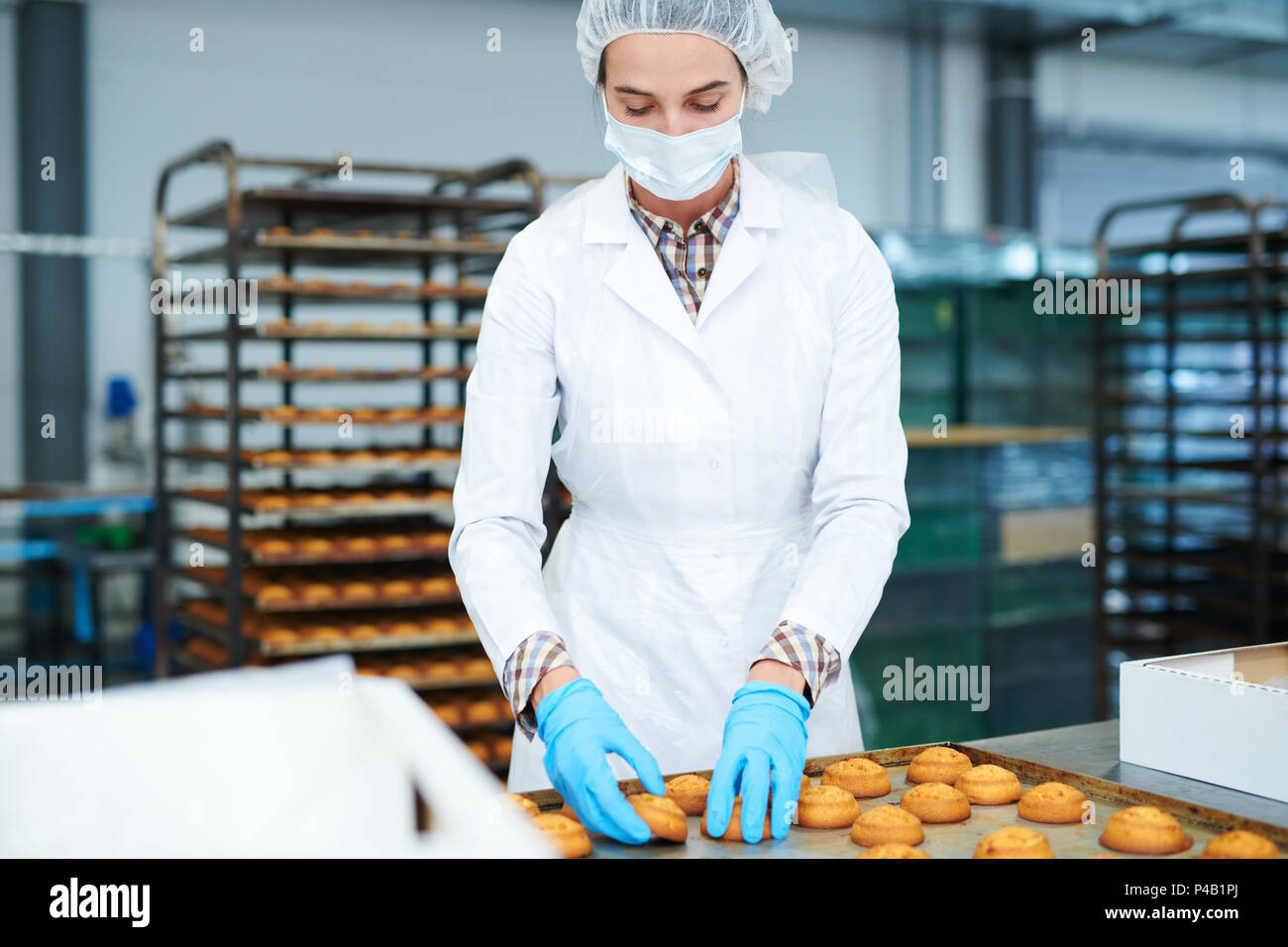 La collecte des articles de boulangerie pâtisserie à partir du bac Banque D'Images