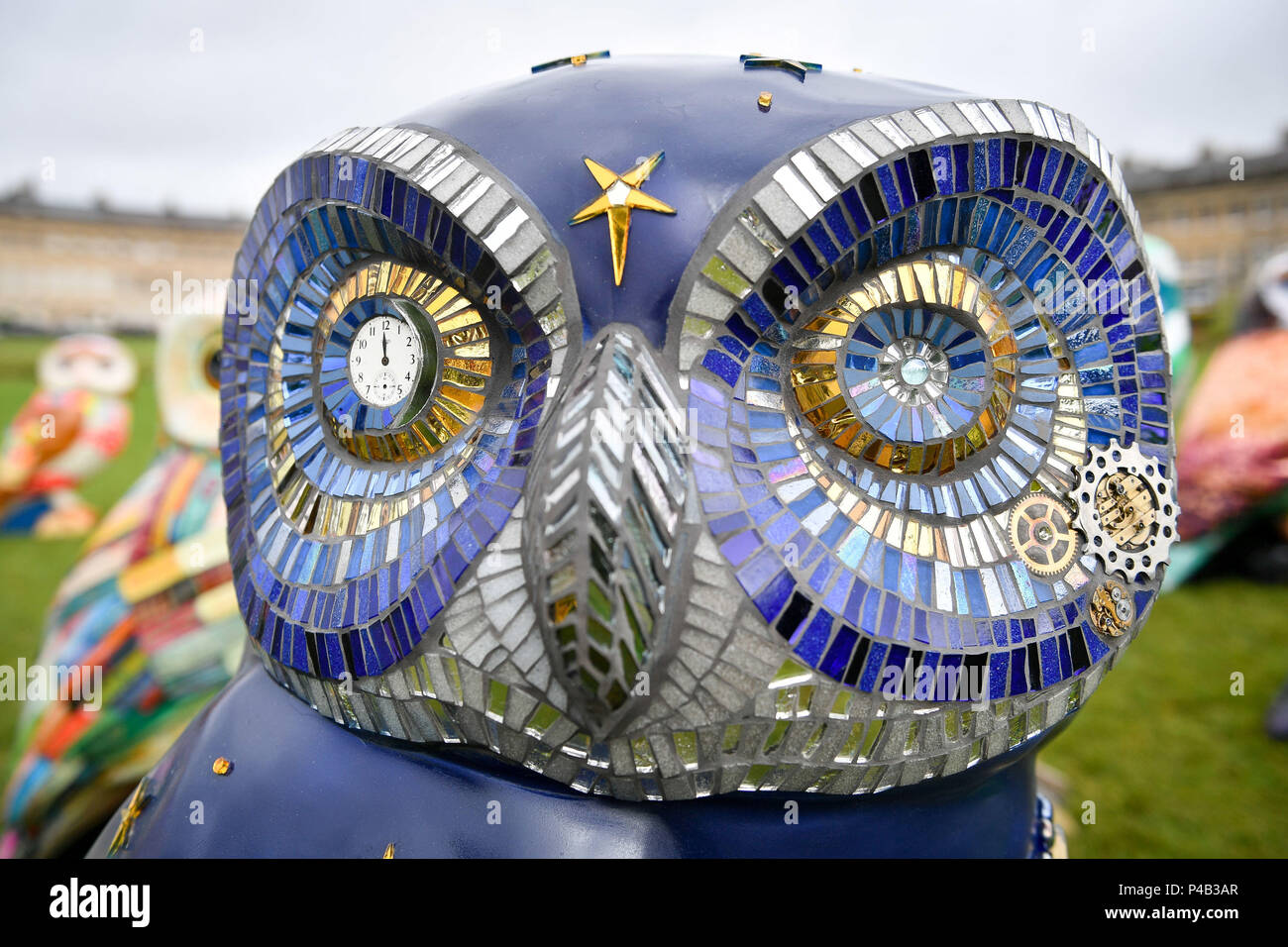 Les hiboux de Minerva de baignoire sculpture, intitulée 'Oiseau de Nuit', l'un des hiboux décoré 85 qui font partie d'un parcours artistique qui a lieu autour de la ville pendant trois mois à partir du 25 juin 2018. Banque D'Images