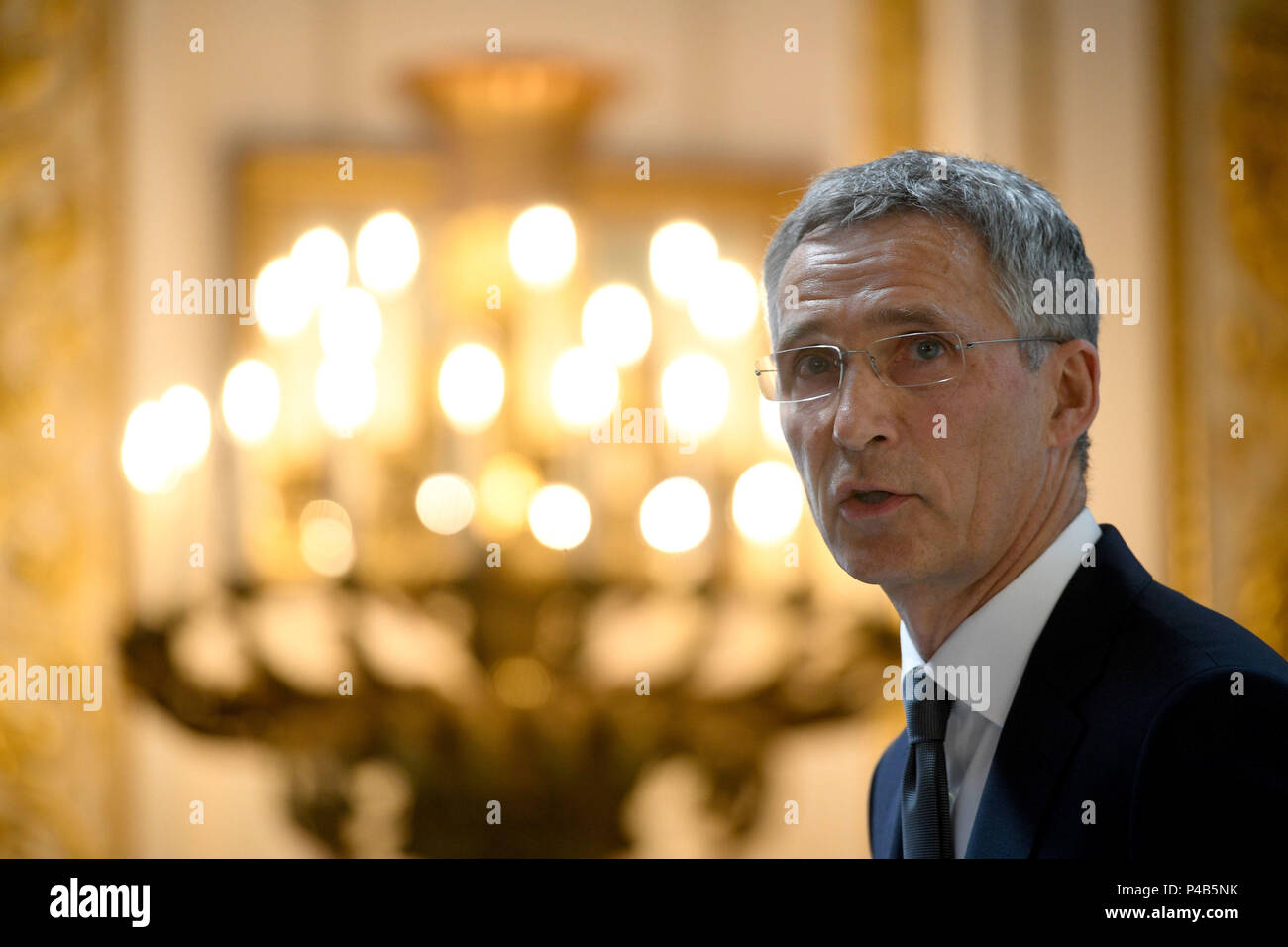 Jens Stoltenberg, Secrétaire général de l'OTAN une conférence à Lancaster House, Londres, où il a lancé un appel aux alliés de l'Ouest pour continuer à travailler ensemble dans l'intérêt de la sécurité partagée, malgré une série de conflits entre les États-Unis et les autres États membres. Banque D'Images