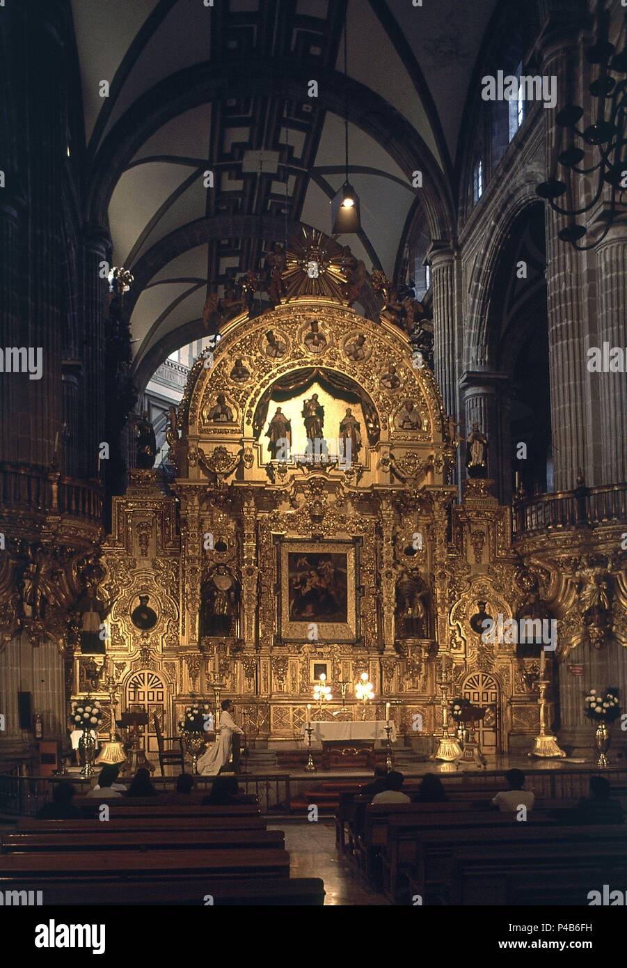 CAPILLA INTERIOR CON RETABLO BARROCO. Emplacement : CATEDRAL, Mexico City, CIUDAD DE MEXICO. Banque D'Images