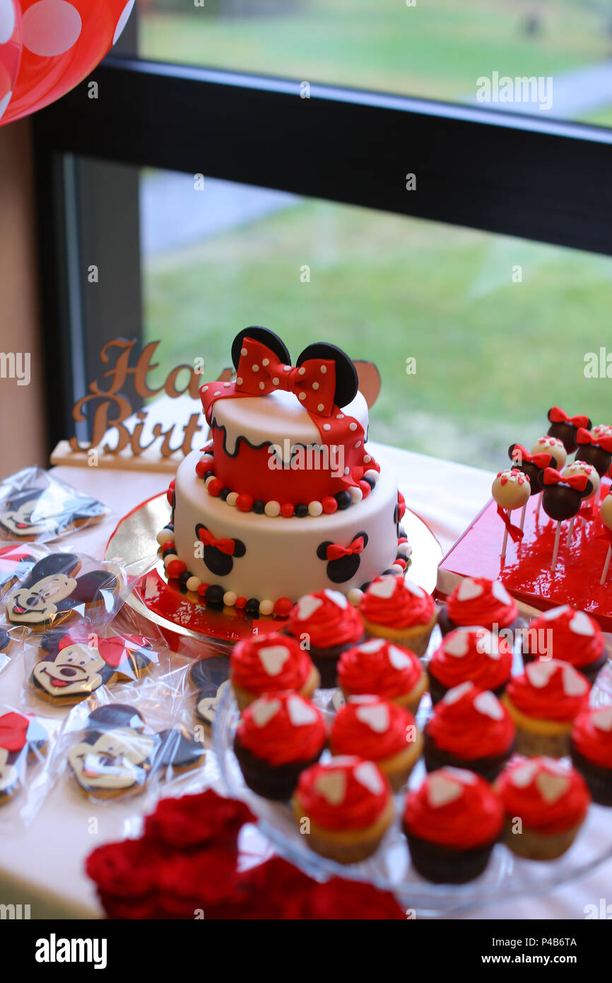 Mickey Mouse Rouge Gateaux Pour Anniversaire Photo Stock Alamy Mickey Mouse Rouge Gateaux Pour Anniversaire Photo Stock Alamy