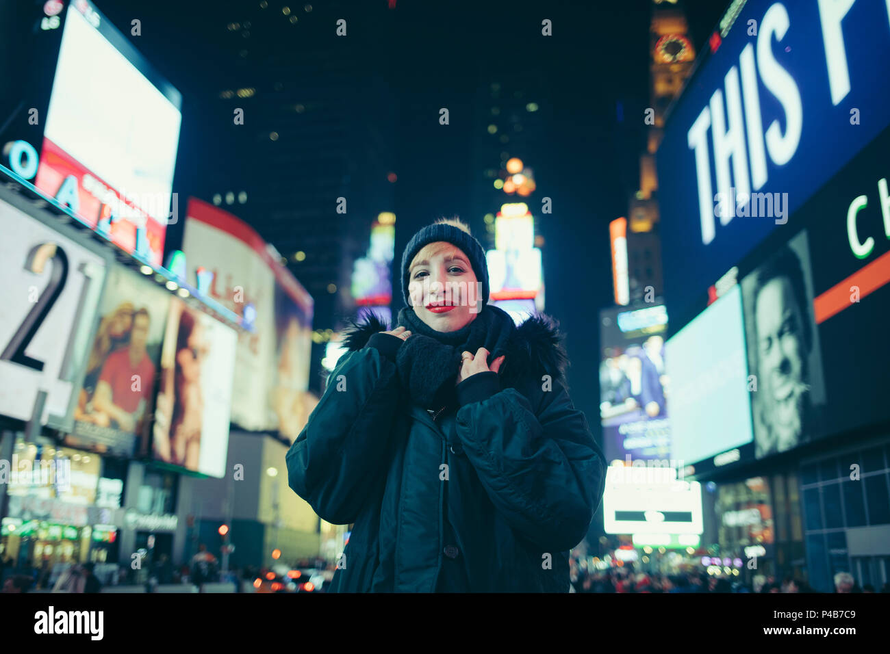 Jeune fille blonde cheveux courts sur Times Square Banque D'Images