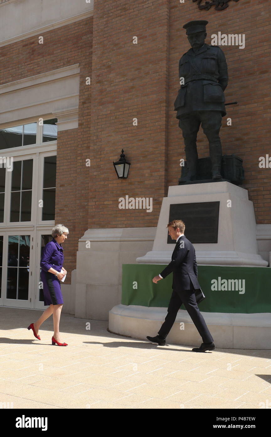 Premier ministre Theresa Mai et Hugh Grosvenor, 7e duc de Westminster, lors de la remise officielle à la nation de la Défense nationale et Centre national de réadaptation (DNRC) au Stanford Hall Estate, Nottinghamshire. Banque D'Images