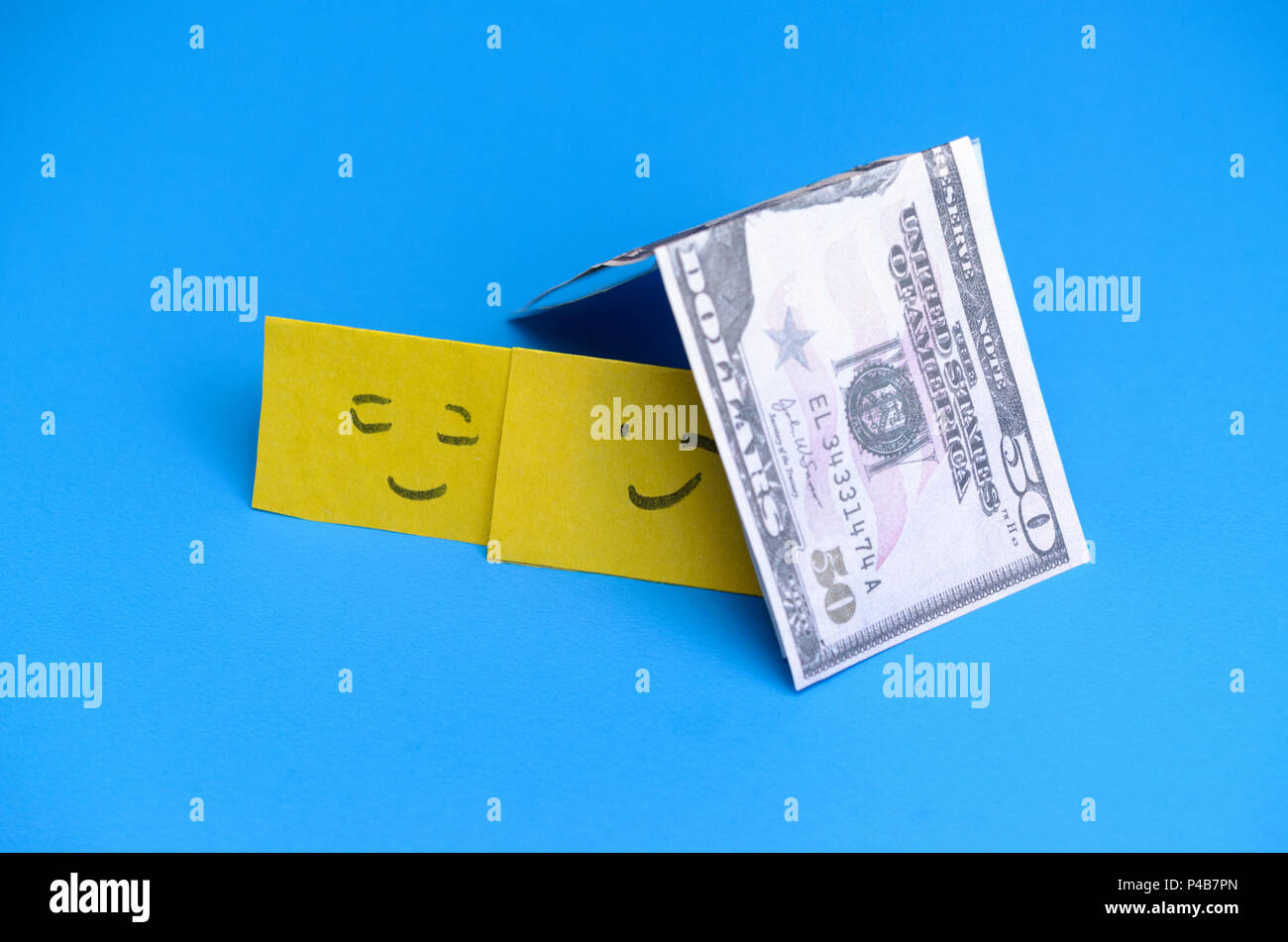 Smileys jaune souriant à la chambre d'argent. Le concept de prêts en faveur de la famille Banque D'Images Smileys jaune souriant à la chambre d'argent. Le concept de prêts en faveur de la famille Banque D'Images