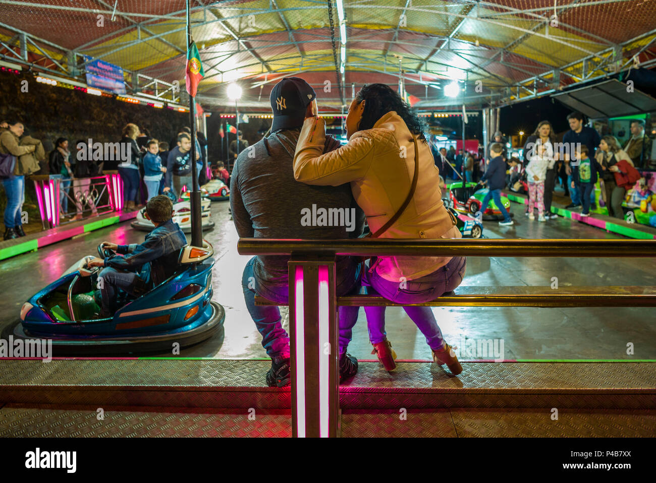 Le Portugal, Azores, Sao Miguel Island, Ponta Delgada, Festa Santo Christo dos Milagres festival, auto tamponneuse carnival ride Banque D'Images