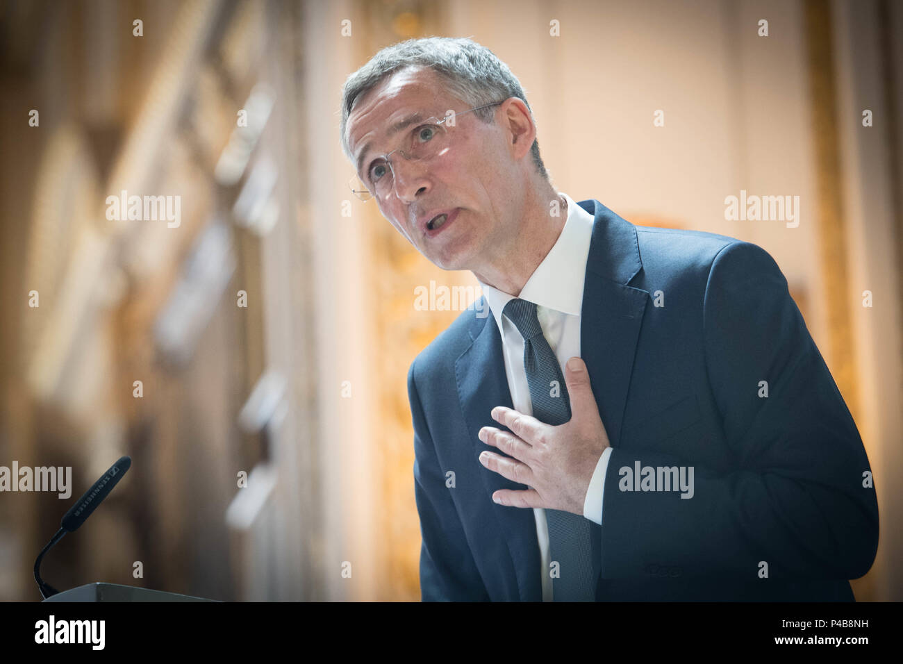 Jens Stoltenberg, Secrétaire général de l'OTAN une conférence à Lancaster House, Londres, où il a lancé un appel aux alliés de l'Ouest pour continuer à travailler ensemble dans l'intérêt de la sécurité partagée, malgré une série de conflits entre les États-Unis et les autres États membres. Banque D'Images