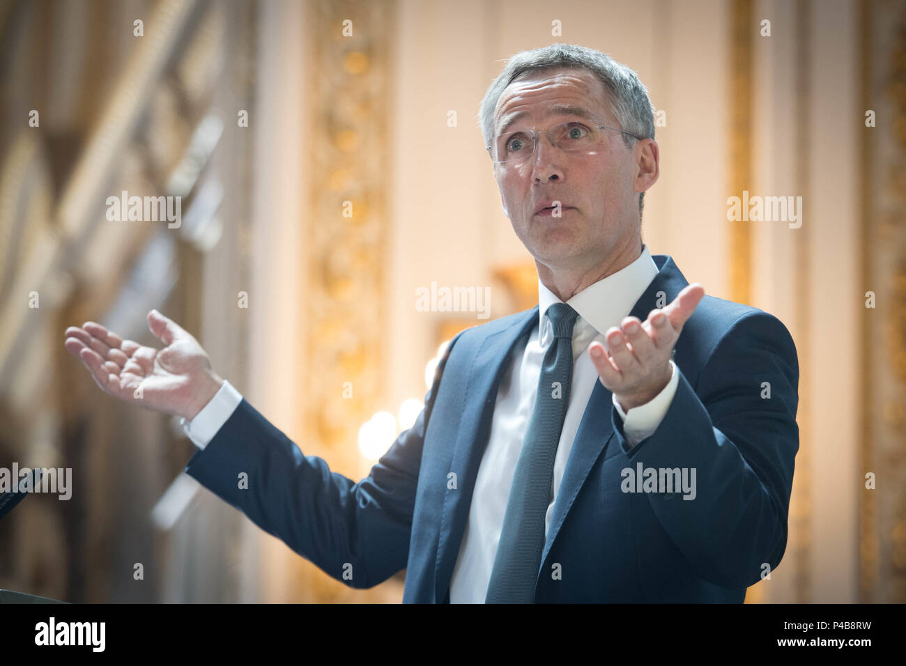 Jens Stoltenberg, Secrétaire général de l'OTAN une conférence à Lancaster House, Londres, où il a lancé un appel aux alliés de l'Ouest pour continuer à travailler ensemble dans l'intérêt de la sécurité partagée, malgré une série de conflits entre les États-Unis et les autres États membres. Banque D'Images