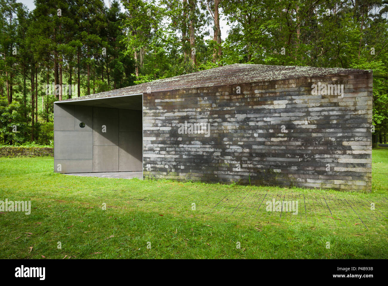 Le Portugal, Azores, Sao Miguel Island, Furnas, Lago das Furnas lake, Centre de recherche et de surveillance de Furnas lake, bâtiments de surveillance par les architectes Aires Mateus et Associés, extérieur Banque D'Images