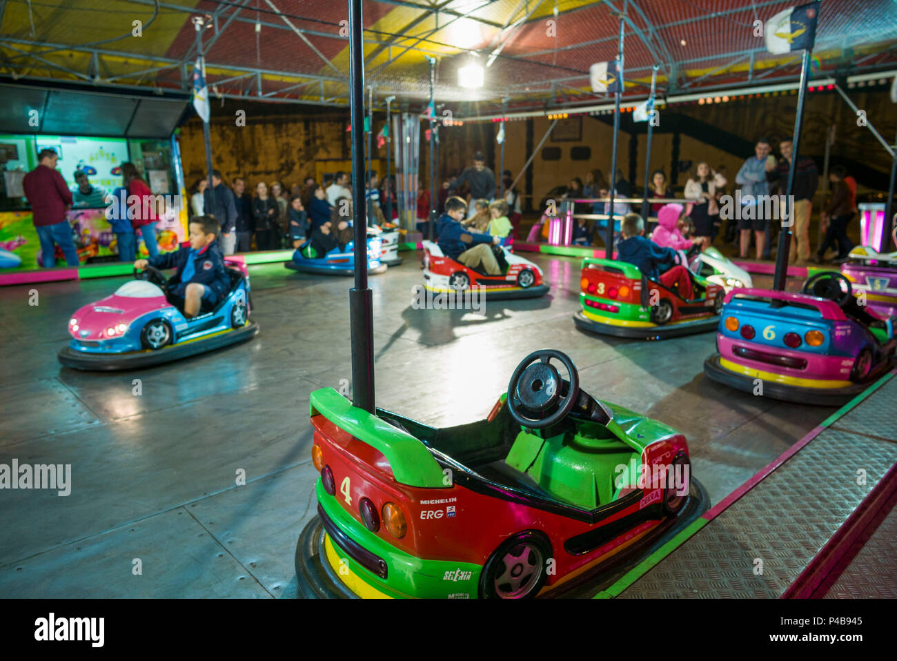 Le Portugal, Azores, Sao Miguel Island, Ponta Delgada, Festa Santo Christo dos Milagres festival, auto tamponneuse carnival ride Banque D'Images