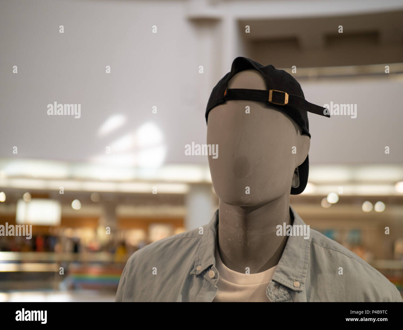 Un homme mannequin avec casquette à l'envers dans un grand magasin Photo  Stock - Alamy