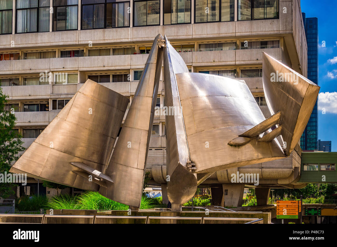 'L'oiseau mécanique' par PHILOLAOS est une sculpture métallique dans le domaine de la Défense à Paris, France Banque D'Images