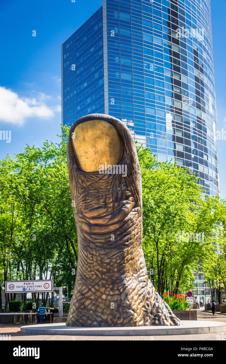 "Le Pouce" sculpture en bronze de César. Sur le modèle de son pouce il se trouve dans la zone de la Défense à Paris, France Banque D'Images