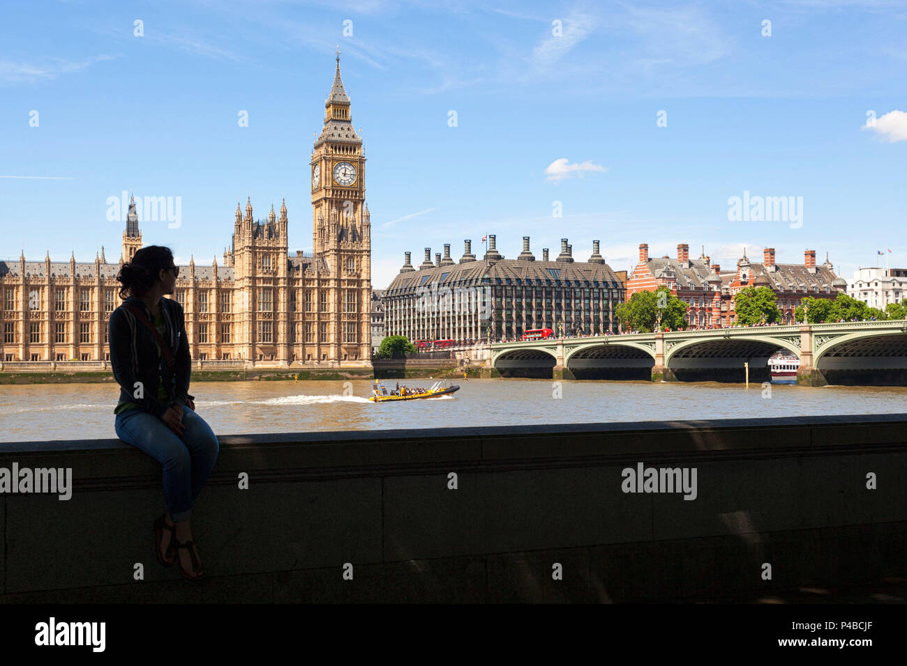 Un touriste en face du Palais de Westminster, Westminster, Londres, Grande-Bretagne, Royaume-Uni Banque D'Images