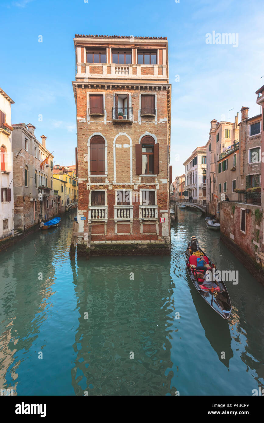 Vue pittoresque sur deux canaux d'eau à Venise, Vénétie, Italie Banque D'Images