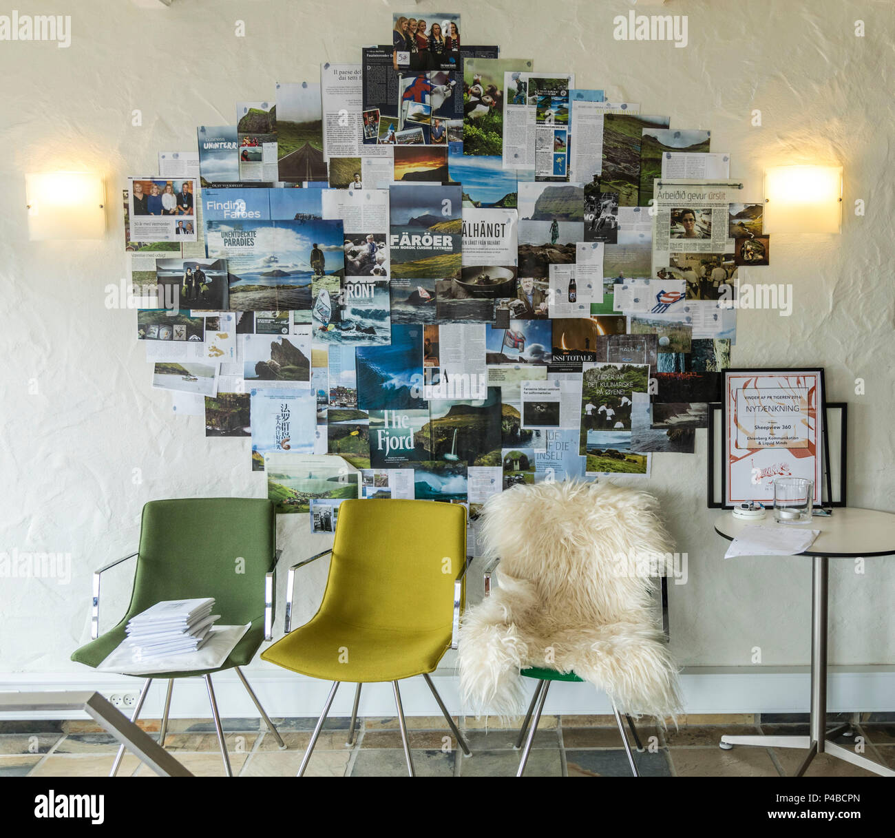 Des chaises et de la publicité dans l'office du tourisme Visiter, Féroé Tórshavn, îles Féroé, l'île de Streymoy Banque D'Images