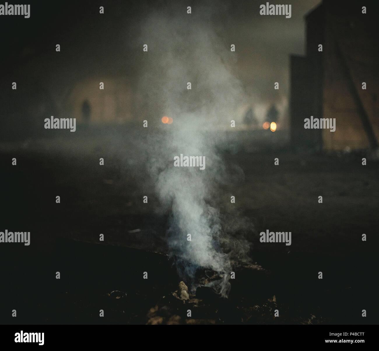 Entrepôt à Belgrade, en Serbie. En mars, le nombre de réfugiés, principalement d'Afghanistan et le Pakistan est en hausse. De plus en plus d'enfants et de jeunes sont arrivés. Volontaires de différents pays sont l'organisation de projets dans et autour de l'entrepôt, en fournissant de la nourriture et des vêtements et du bois et d'ateliers. Au cours des derniers mois une infrastructure adéquate de solidarité s'est développée dans ce domaine au coeur de Belgrade. Cheminée dans l'une des casernes. Banque D'Images