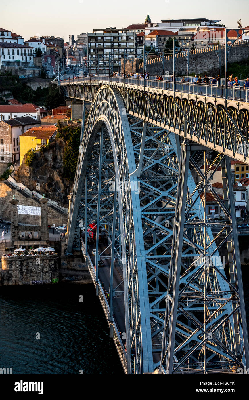 Centre historique et Du Pont, Arch Bridge Ponte Dom Luís sur le Douro, reliant Porto, Portugal, Europe Banque D'Images