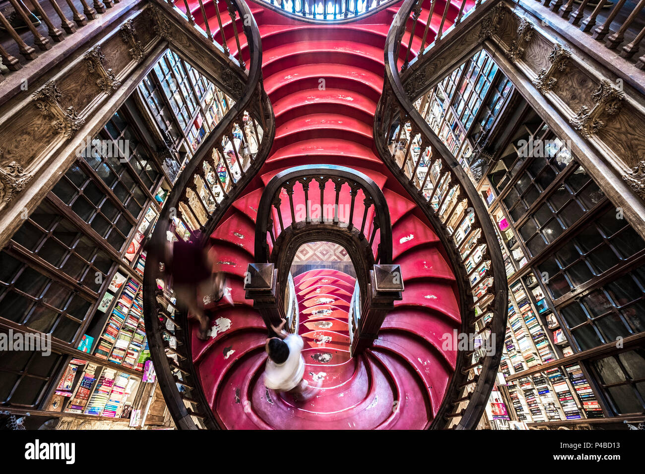 Escalier en bois courbé en bibliothèque, la Livraria Lello & librairie Irmão, Porto, Portugal, Europe Banque D'Images