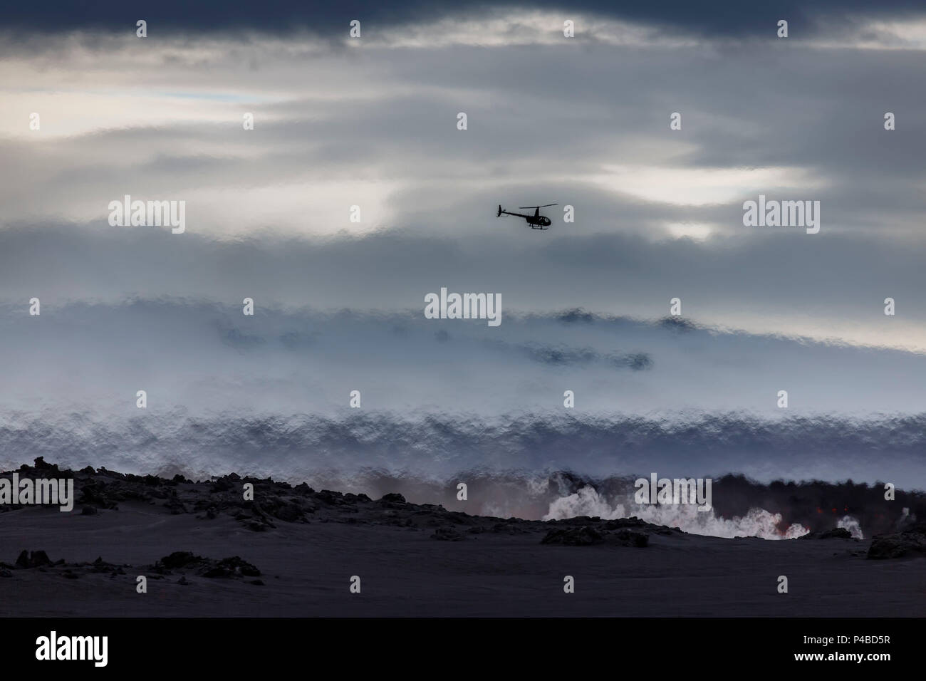 Hélicoptère survolant l'éruption à l'Holuhruan Fissure, près du volcan Bardarbunga, Islande. 29 août 2014, une éruption a débuté en Holuhraun fissure à l'extrémité nord d'une intrusion de magma, qui avait déplacé progressivement nord, du volcan Bardarbunga. Banque D'Images