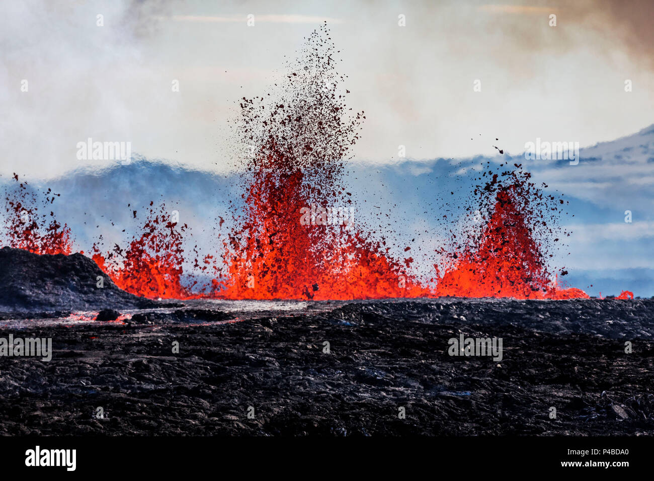 Vue aérienne de lave et de panaches. 29 août 2014, une éruption a débuté en Holuhraun fissure à l'extrémité nord d'une intrusion de magma, qui avait déplacé progressivement nord, du volcan Bardarbunga. Bardarbunga est un stratovolcan situé sous l'Islande Vatnajokull, glacier le plus vaste. Photo Date : 3 Septembre, 2014 personnes debout par Flosagja fissure, le Parc National de Thingvellir, Islande Banque D'Images
