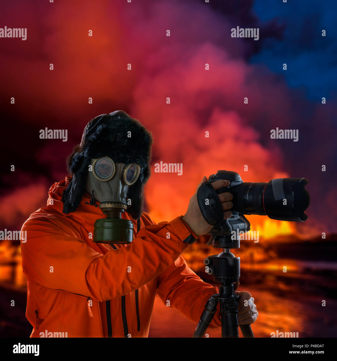 Le port d'un masque à gaz photographe en face de lave incandescente. Holuhraun Bardarbunga, éruption du volcan, Islande Banque D'Images