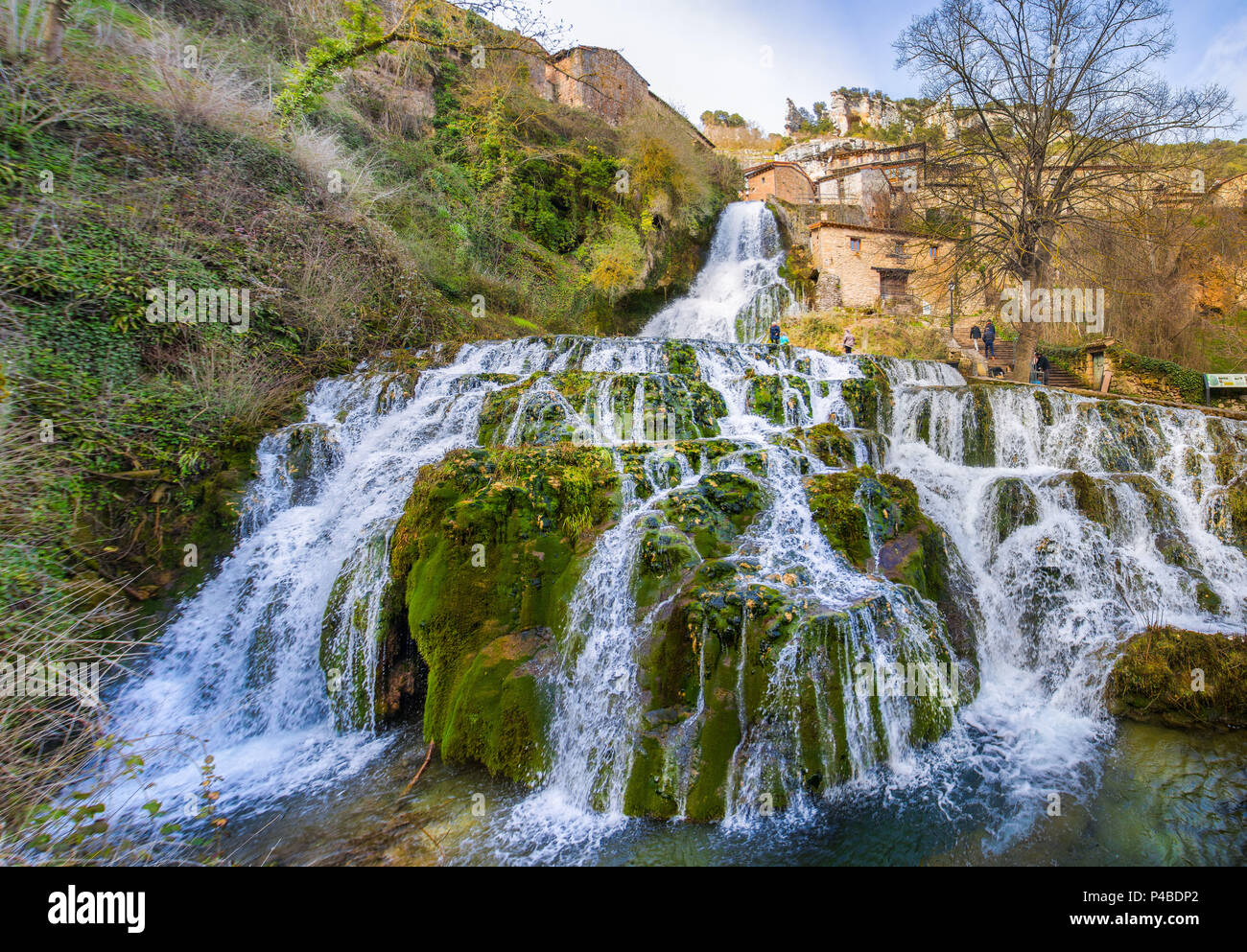 Espagne, Province de Burgos, Orbaneja del Castillo, cascade de la ville Banque D'Images