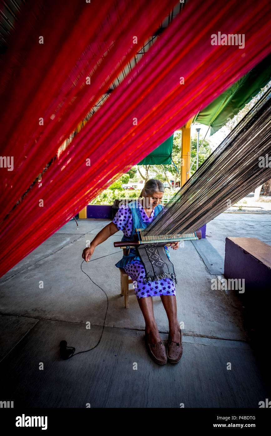 Femmes autochtones travaillant fil artisanal dans l'Etat de Oaxaca au Mexique Banque D'Images