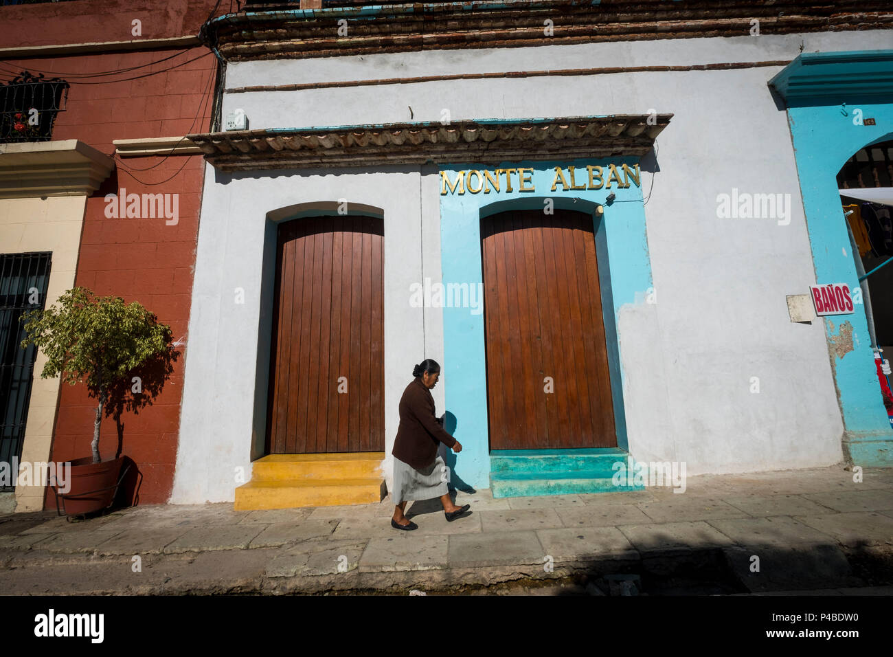 Femme dans les rues du centre-ville de Oaxaca au Mexique Banque D'Images