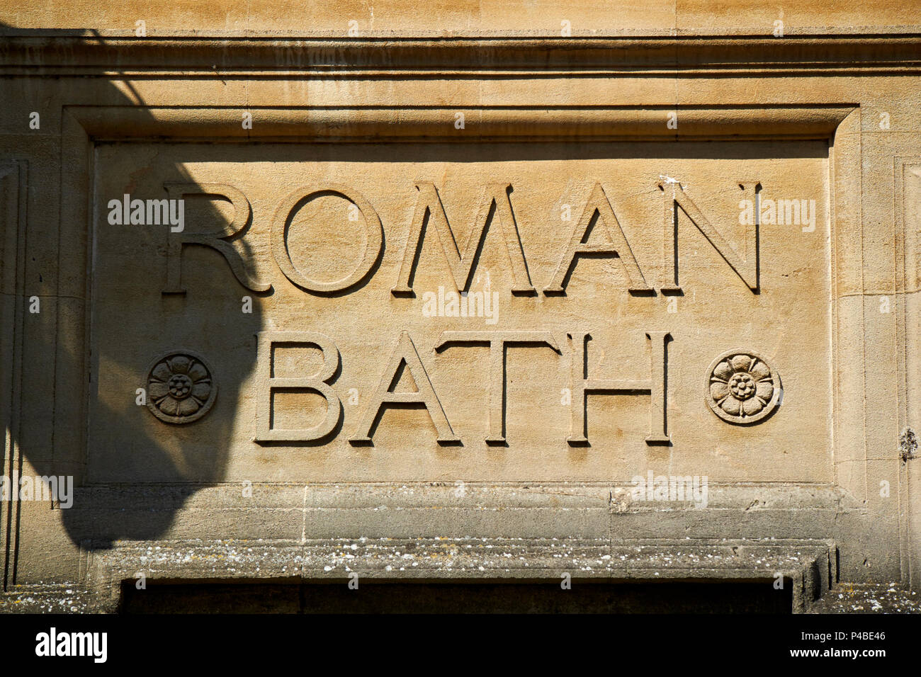 Bain romain signe sur vieux mur de pierre baignoire baignoire England UK Banque D'Images
