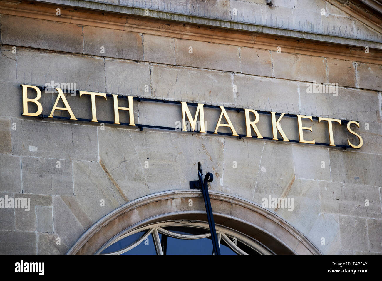 Baignoire baignoire ancienne marchés signe sur mur de pierre baignoire England UK Banque D'Images