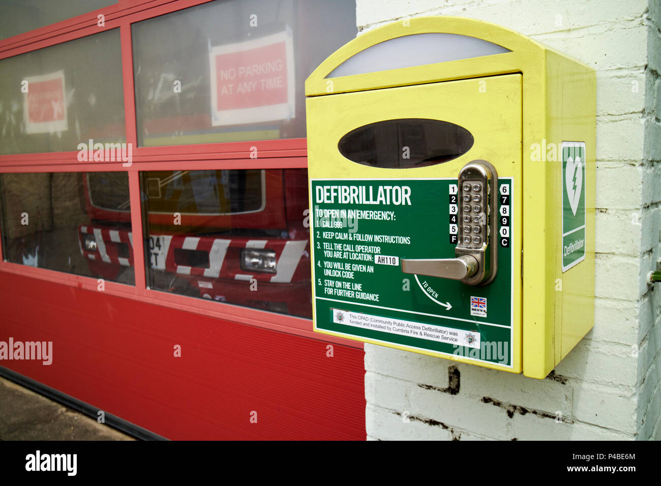 L'accès du public d'urgence défibrillateur avec verrouillage du clavier du petit poste de pompiers locaux cumbria fire and rescue service Aspatria Cumbria England UK Banque D'Images
