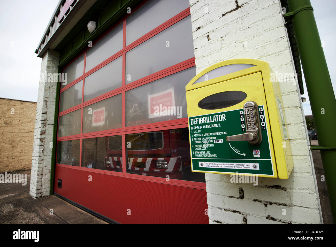 L'accès du public d'urgence défibrillateur avec verrouillage du clavier du petit poste de pompiers locaux cumbria fire and rescue service Aspatria Cumbria England UK Banque D'Images