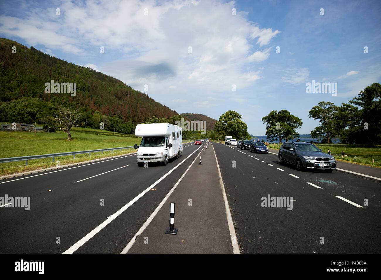 Camping Le trafic sur l'A66 après ancienne voie romaine passant dans le lac Bassenthwaite lake district Cumbria England UK Banque D'Images
