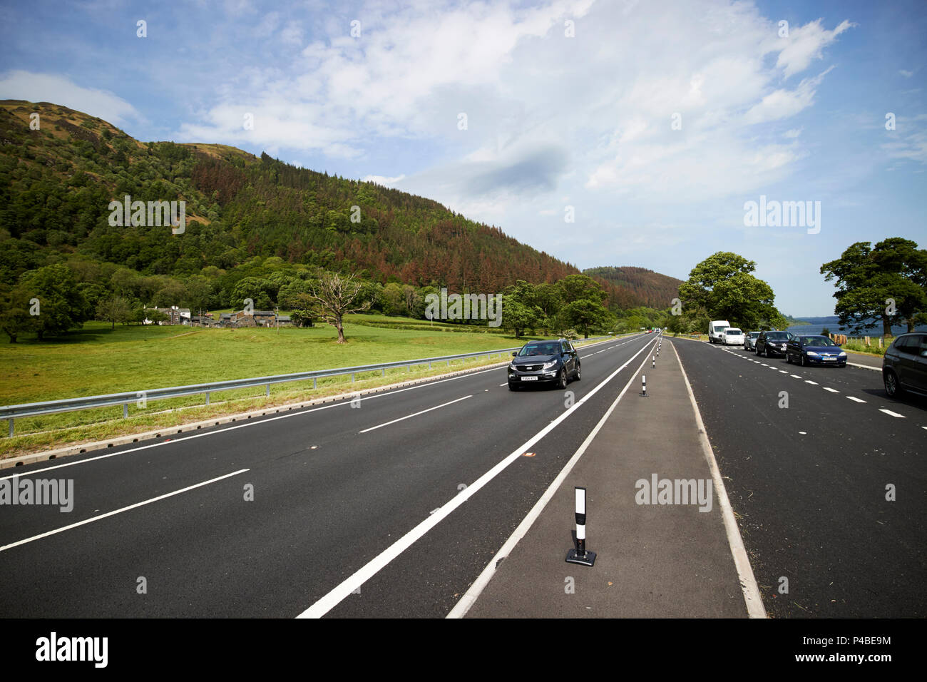 Le trafic sur l'A66 après ancienne voie romaine passant dans le lac Bassenthwaite lake district Cumbria England UK Banque D'Images