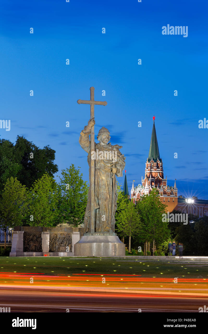 Statue du Prince Vladimir le Grand, allumé à la tombée de la nuit. Moscou, Russie. Banque D'Images