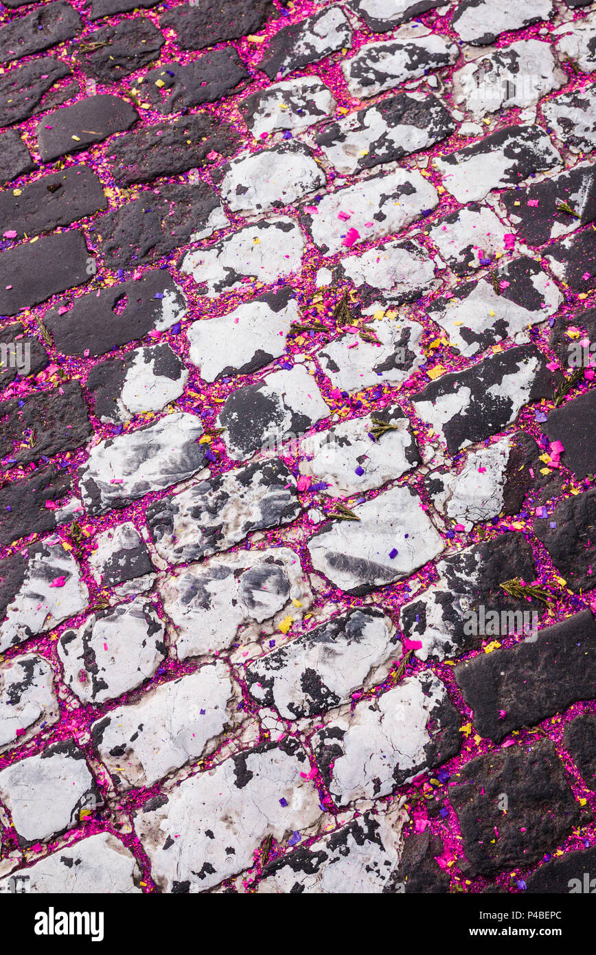 Le Portugal, Azores, Sao Miguel Island, Ponta Delgada, Festa Santo Christo dos Milagres festival, la poussière de couleur pastel dans les rues après la procession sainte Banque D'Images