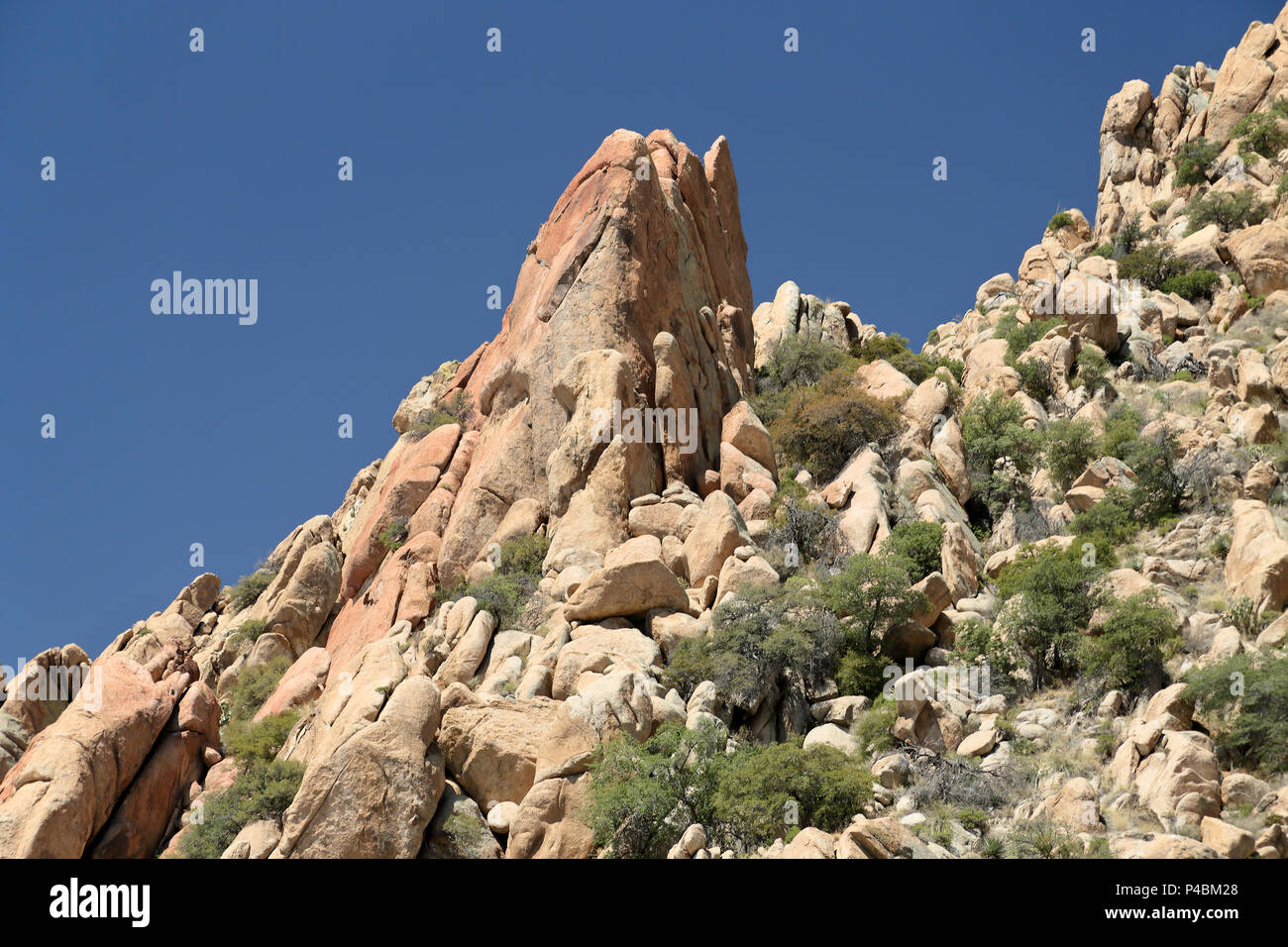 Rock formation sur une montagne dans le sud de l'Arizona avec un ciel bleu profond Banque D'Images