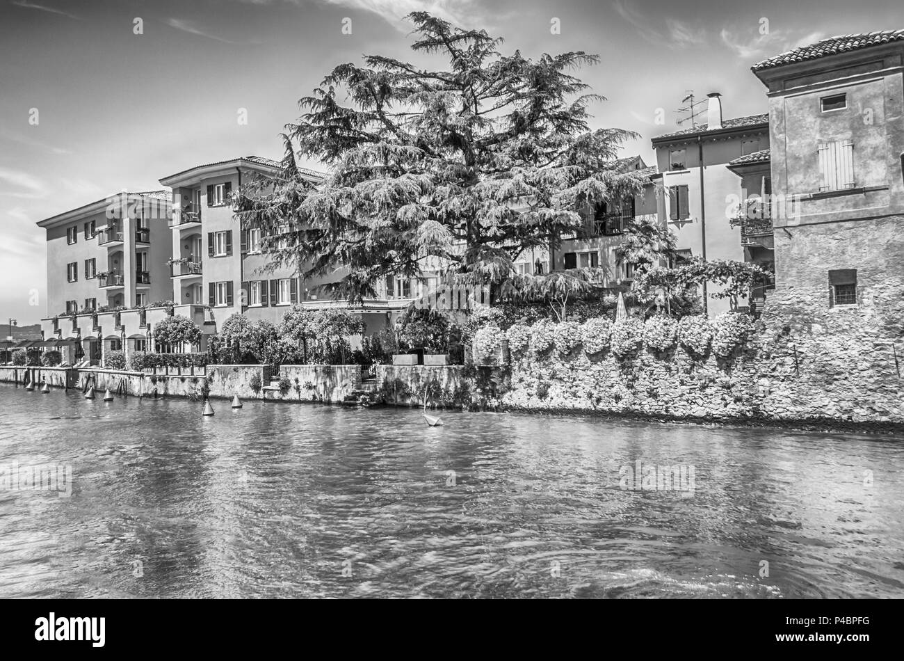 Vue panoramique d'un canal dans le centre-ville de Sirmione, Lac de Garde, Italie Banque D'Images
