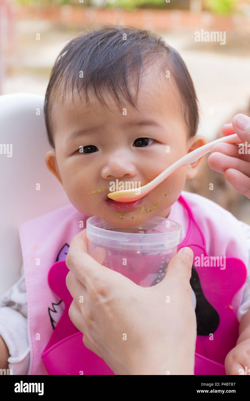 Mignon Bebe Asiatique De Manger Des Aliments L Alimentation De La Mere De La Soupe Pour Les Jeunes De 7 Mois A L Enfant Le Jardin Photo Stock Alamy Mignon Bebe Asiatique De Manger Des Aliments L Alimentation De La Mere De La Soupe Pour Les Jeunes De 7 Mois A L Enfant Le Jardin Photo Stock Alamy