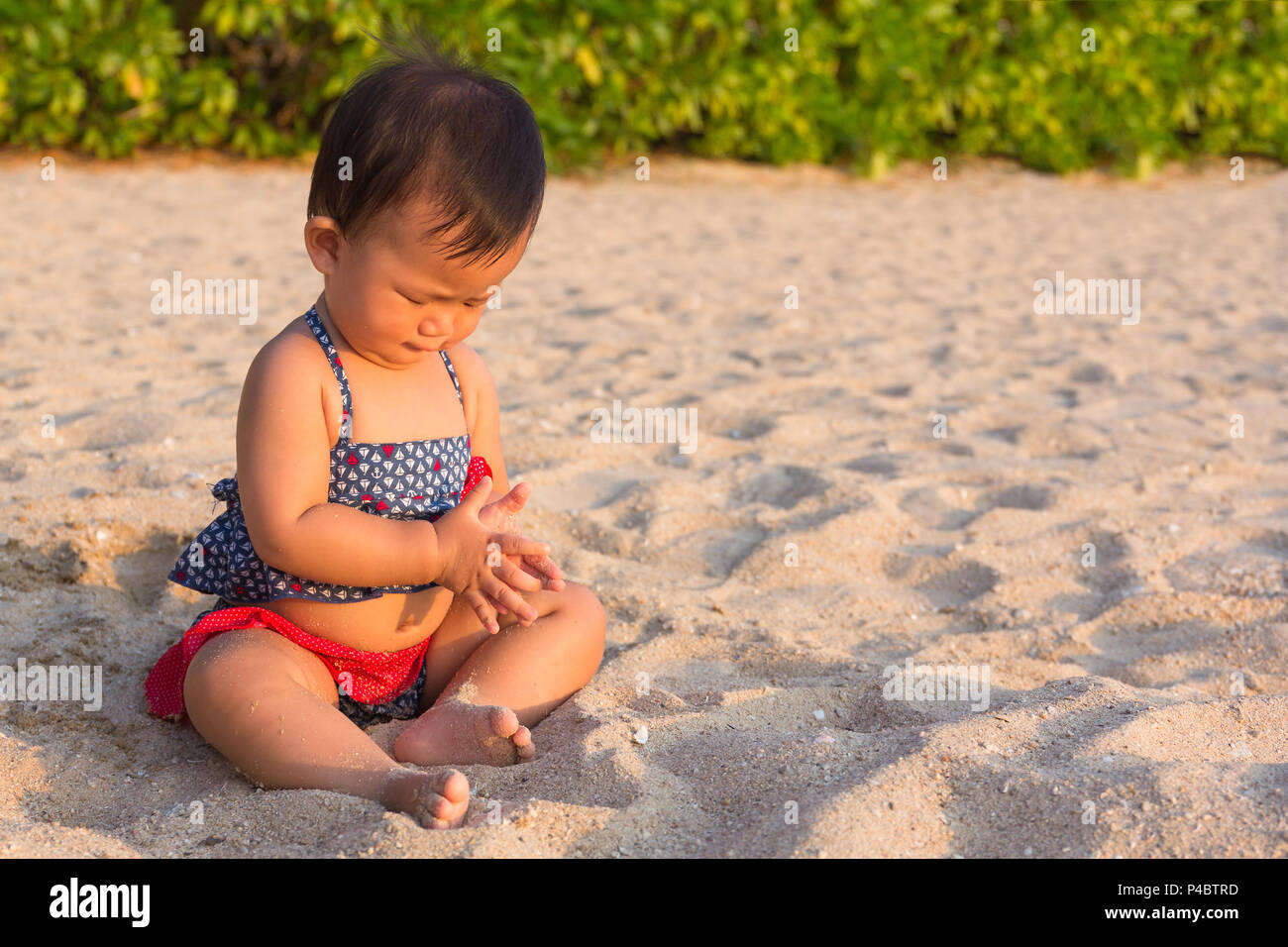 Jolie Fille Asiatique Bebe Jouant Sur La Plage De Sable L Arriere Plan L Heure Du Coucher Du Soleil Neuf Bouche Bebe Est Heureux Premiere Fois A La Mer Photo Stock Alamy