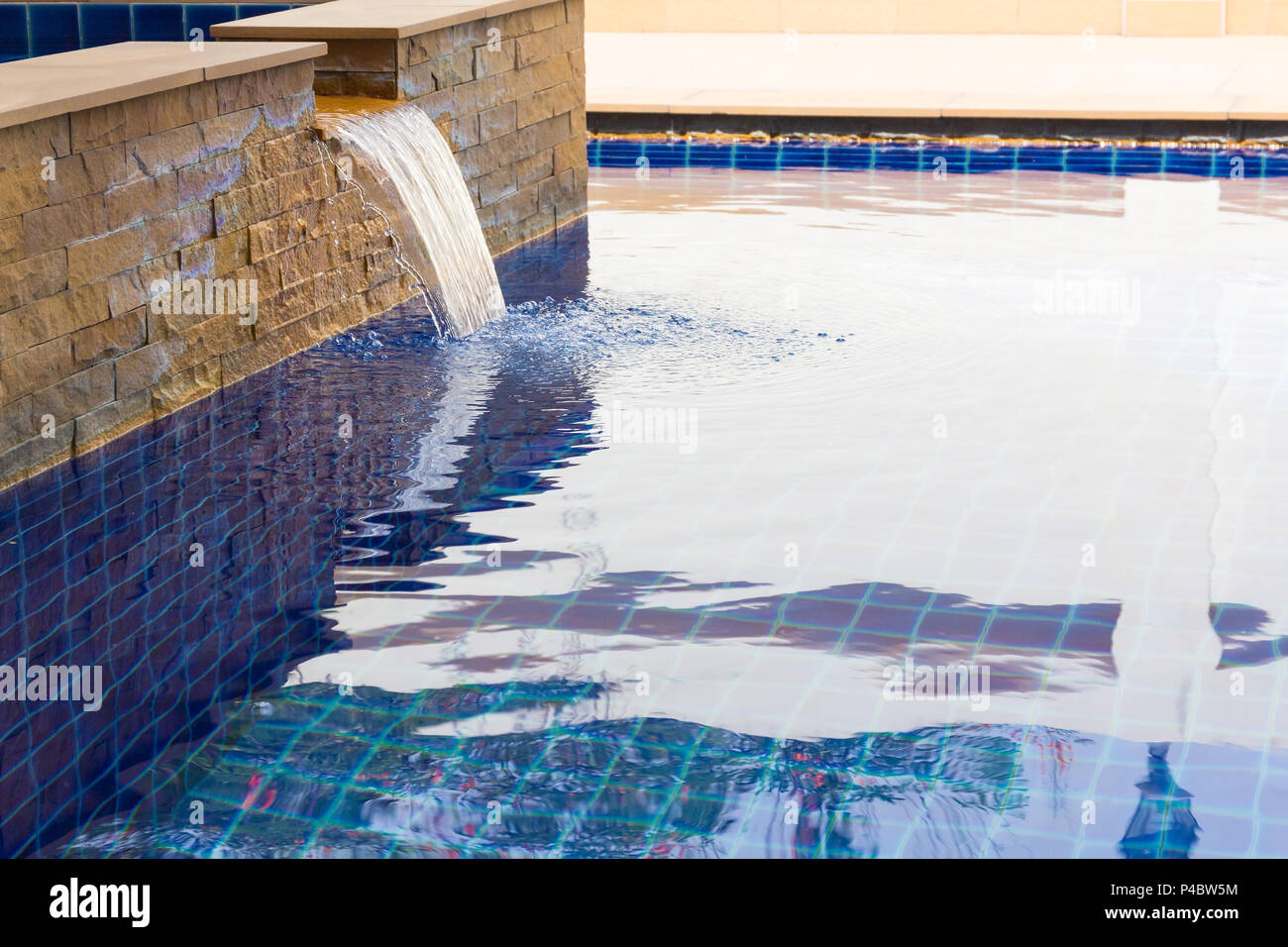 Piscine moderne avec une petite cascade. Banque D'Images